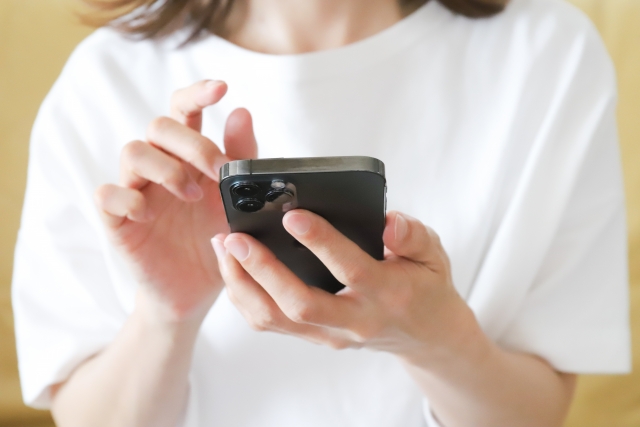 スマホを触っている手元